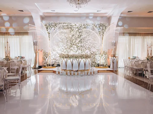 Des espaces modulables selon le nombre de convives et le style de réception.